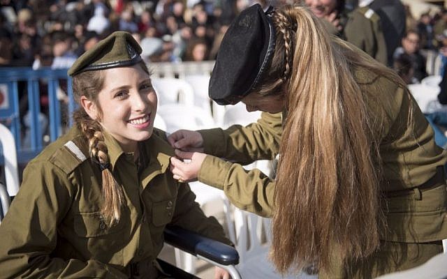 Officer cadets who were wounded in the Jerusalem truck attack graduate from the officer's training course on January 31, 2017 (IDF spokesman)