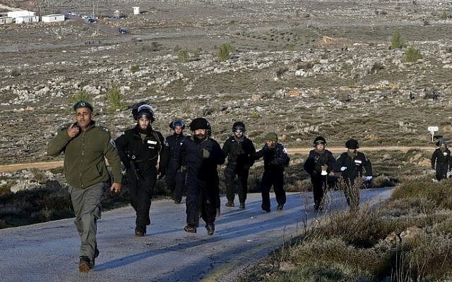 Israeli security forces gather at the Amona outpost, northeast of Ramallah, on February 1, 2017 as they prepare for its eviction. (AFP Photo/Jack Guez) Israeli security forces gather at the Amona outpost, northeast of Ramallah, on February 1, 2017 as they prepare for its eviction. (AFP Photo/Jack Guez)
