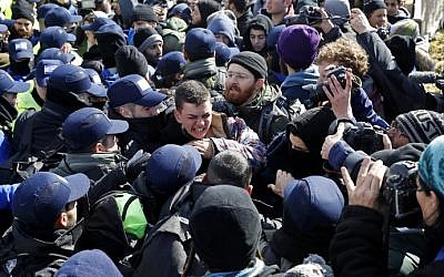 Israeli settlers scuffle with security forces at the Amona outpost, northeast of Ramallah, on February 1, 2017, ahead of its evacuation. (AFP Photo/Jack Guez) Israeli settlers scuffle with security forces at the Amona outpost, northeast of Ramallah, on February 1, 2017, ahead of its evacuation. (AFP Photo/Jack Guez)