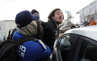 Israeli settlers scuffle with security forces at the Amona outpost, northeast of Ramallah, on February 1, 2017, ahead of its evacuation. (AFP Photo/Thomas Coex) Israeli settlers scuffle with security forces at the Amona outpost, northeast of Ramallah, on February 1, 2017, ahead of its evacuation. (AFP Photo/Thomas Coex)