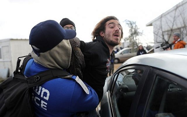 Israeli settlers scuffle with security forces at the Amona outpost, northeast of Ramallah, on February 1, 2017, ahead of its evacuation. (AFP Photo/Thomas Coex)