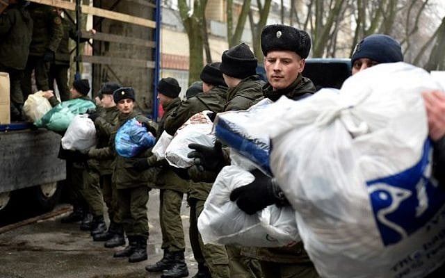 Servicemen of the National Guard of Ukraine and communal workers load a humanitarian aid for Avdiivka inhabitants on a lorry in central Kiev on February 3, 2017. (AFP PHOTO / GENYA SAVILOV) Servicemen of the National Guard of Ukraine and communal workers load a humanitarian aid for Avdiivka inhabitants on a lorry in central Kiev on February 3, 2017. (AFP PHOTO / GENYA SAVILOV)