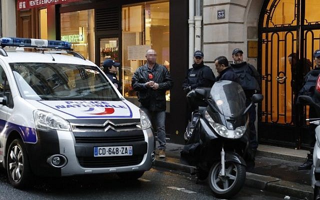 French police stand on a sidewalk as a search is conducted in Paris' 8th arrondissement as part of the investigation into the attack at the Louvre museum earlier on February 3, 2017. (Francois Guillot/AFP)