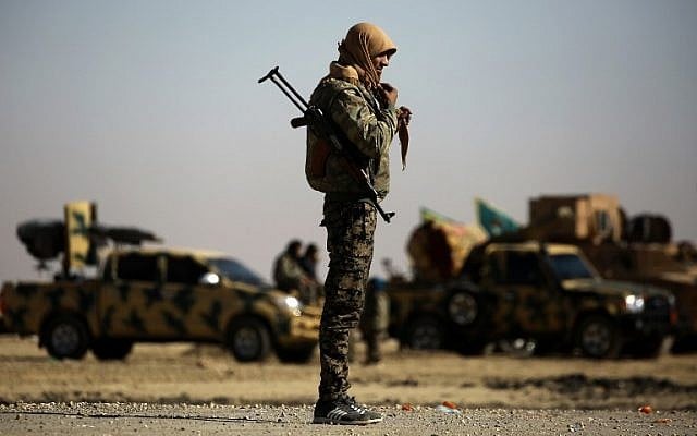 A fighter from the Syrian Democratic Forces gathers near a village north-east of Raqqa on February 3, 2017, during their advance on the jihadists' de facto capital in Syria. (AFP PHOTO / DELIL SOULEIMAN)