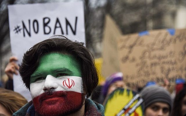 People protest against the travel ban imposed by US President Donald Trump, close to the US embassy in Berlin on February 4, 2017. (AFP PHOTO/ODD ANDERSEN)