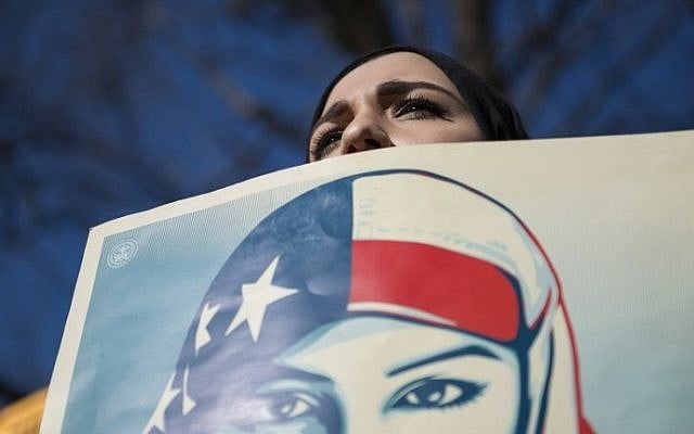 Isra C., of Washington DC, takes part in a protest against the travel ban of US President Donald Trump outside the White House on February 4, 2017, in Washington, DC. (AFP PHOTO / MOLLY RILEY)