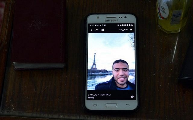 A picture taken on February 5, 2017, shows a picture of Abdallah El-Hamahmy, an Egyptian suspected of being the machete attacker in Paris's Louvre museum, displayed on a mobile phone belonging to his father at the family home in the Nile delta city of Mansura, some 120 kms north of Cairo. (AFP PHOTO / Mahmood SHAHIIN) A picture taken on February 5, 2017, shows a picture of Abdallah El-Hamahmy, an Egyptian suspected of being the machete attacker in Paris's Louvre museum, displayed on a mobile phone belonging to his father at the family home in the Nile delta city of Mansura, some 120 kms north of Cairo. (AFP PHOTO / Mahmood SHAHIIN)