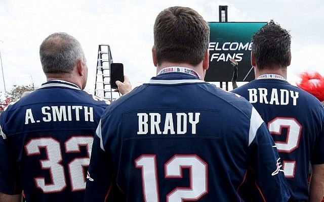 Fans arrive for Super Bowl LI between the New England Patriots and the Atlanta Falcons at NGR Stadium in Houston, Texas February 5, 2017. (AFP PHOTO / TIMOTHY A. CLARY) Fans arrive for Super Bowl LI between the New England Patriots and the Atlanta Falcons at NGR Stadium in Houston, Texas February 5, 2017. (AFP PHOTO / TIMOTHY A. CLARY)
