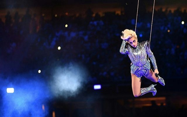 Singer Lady Gaga performs during the halftime show of Super Bowl LI at NGR Stadium in Houston, Texas, on February 5, 2017. / AFP PHOTO / Timothy A. CLARY Singer Lady Gaga performs during the halftime show of Super Bowl LI at NGR Stadium in Houston, Texas, on February 5, 2017. / AFP PHOTO / Timothy A. CLARY