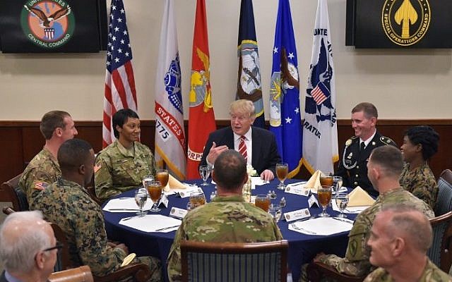 US President Donald Trump sits down for lunch with troops during a visit to the US Central Command at MacDill Air Force Base on February 6, 2017 in Tampa, Florida. (AFP PHOTO / MANDEL NGAN)