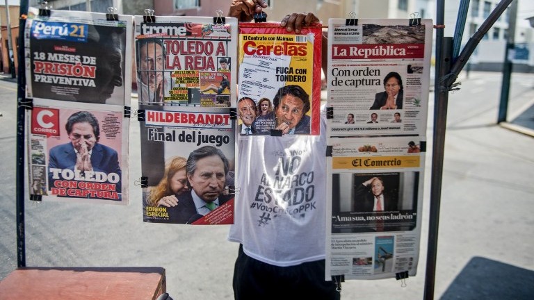 Newspapers with the portrait of former Peruvian President (2001-2006) Alejandro Toledo on their front pages, are displayed for sale in Lima on February 10, 2017. (AFP Photo/Eresto Benavides) Newspapers with the portrait of former Peruvian President (2001-2006) Alejandro Toledo on their front pages, are displayed for sale in Lima on February 10, 2017. (AFP Photo/Eresto Benavides)