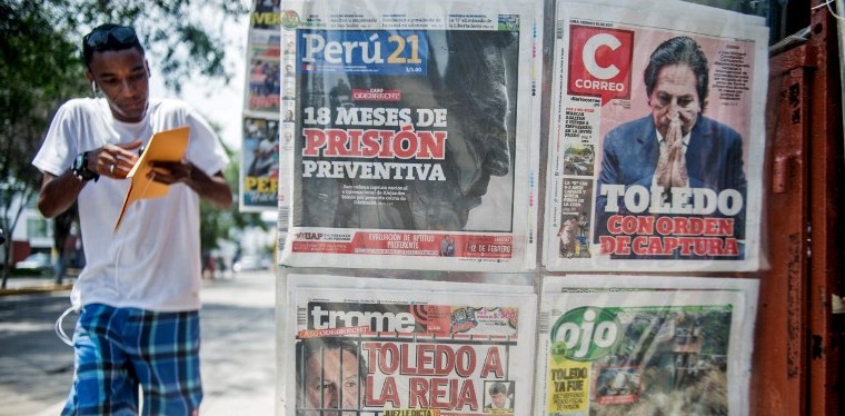Newspapers with the portrait of former Peruvian President (2001-2006) Alejandro Toledo on their front pages, are displayed for sale in Lima on February 10, 2017. (AFP PHOTO / ERNESTO BENAVIDES) Newspapers with the portrait of former Peruvian President (2001-2006) Alejandro Toledo on their front pages, are displayed for sale in Lima on February 10, 2017. (AFP PHOTO / ERNESTO BENAVIDES)