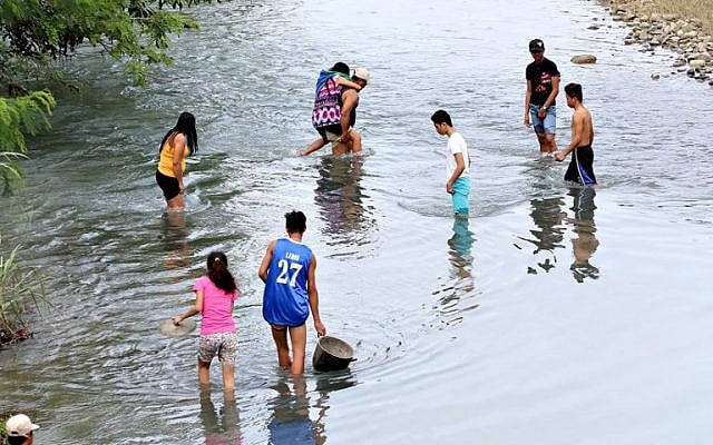 Residents cross a river after a bridge linking the city to nearby towns was destroyed, after a 6.5-magnitude earthquake struck overnight, in Surigao City in the southern island of Mindanao in the Philippines on February 11, 2017. (AFP PHOTO / ERWIN MASCARINAS) Residents cross a river after a bridge linking the city to nearby towns was destroyed, after a 6.5-magnitude earthquake struck overnight, in Surigao City in the southern island of Mindanao in the Philippines on February 11, 2017. (AFP PHOTO / ERWIN MASCARINAS)