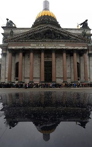 People take part in a rally in front of the Saint Isaac's Cathedral to protest against the city authorities' decision to hand control of the country's largest cathedral to the powerful Russian Orthodox Church on February 12, 2017 in Saint Petersburg, Russia. (AFP Photo/Olga Maltseva)