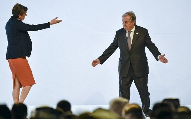 Antonio Guterres, right, Secretary General of the United Nations, gestures towards CNN correspondent Becky Anderson prior to an open discussion the World Government Summit 2017 in Dubai's Madinat Jumeirah on February 13, 2017. AFP/STRINGER)