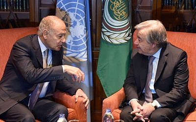 Arab League Secretary-General Ahmed Aboul Gheit (L) meets with United Nations Secretary-General António Guterres in Cairo on February 16, 2017. (Mohamed El-Shahed/AFP)