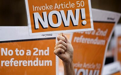 Pro-Brexit demonstrators, calling on the British government to invoke article 50 immediately, and urging them not to hold a second referendum, shout slogans and hold placards as they protest outside the Houses of Parliament in London, September 5, 2016. (AFP/JUSTIN TALLIS)
