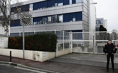A security personnel stands in front of the French far-right Front National (FN) headquarters in Nanterre on February 20, 2017, during a search of the party's offices, as part of a case of misusing public funds. (AFP Photo/Christophe Simon)
