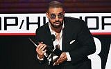 Rapper Drake as he accepts Favorite Rap/Hip-Hop Artist onstage during the 2016 American Music Awards at Microsoft Theater in Los Angeles, California, November 19, 2016. (AFP Photo/Getty Images North America/Kevin Winter)