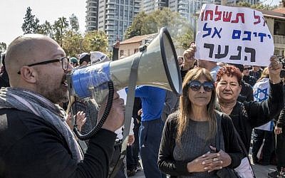 Israelis demonstrate outside the defense ministry in Tel Aviv on February 21, 2017, during a protest in support of Israeli soldier Elor Azaria. (AFP/JACK GUEZ)