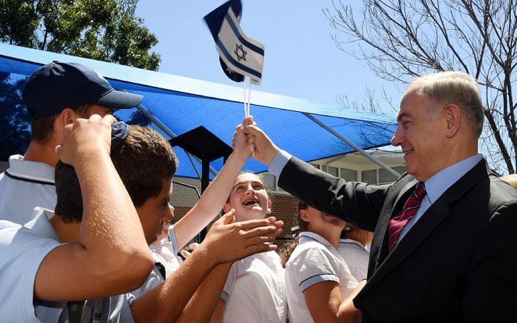 Israeli Prime Minister Benjamin Netanyahu (R) greets students during a visit to the Moriah War Memorial College in Sydney, Australia, on February 23, 2017.   
(AFP/Dean Lewins/Pool)