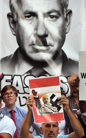Pro-Palestinian protesters demonstrate against the visit to Australia by Israel's Prime Minister Benjamin Netanyahu, in Sydney on February 23, 2017. (AFP PHOTO / WILLIAM WEST)