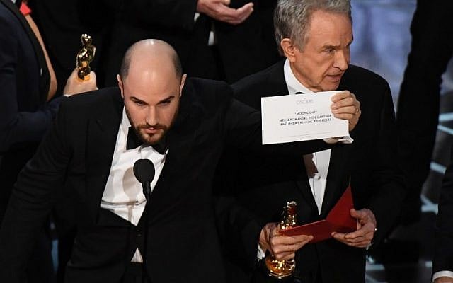 "La La Land" producer Jordan Horowitz (L) shows the card reading Best Film 'Moonlight" next to US actor Warren Beatty after the latter mistakingly read "La La Land" initially at the 89th Oscars on February 26, 2017 in Hollywood, California. (AFP PHOTO / Mark RALSTON)