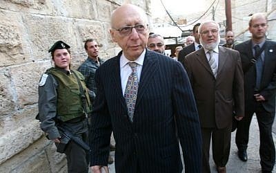 This file photo taken on November 1, 2010 shows British MP Gerald Kaufman walking past Israeli border police guards at the entrance of the Tomb of the Patriarchs in Hebron. AFP/HAZEM BADER)