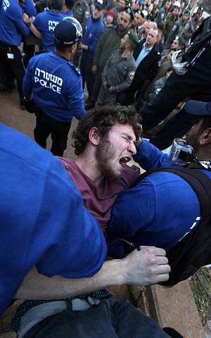 Israeli police forces arrive to evacuate protesters on February 28, 2017 in the West Bank settlement of Ofra, during an operation by Israeli forces to demolish nine buildings. (AFP Photo/Menahem Kahana)