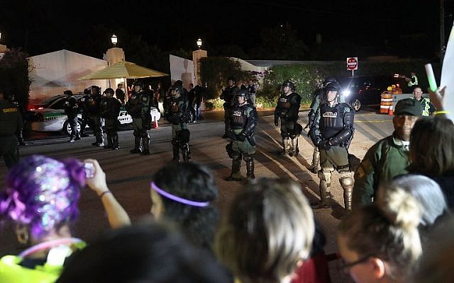Palm Beach County Sheriff officers, with some in riot gear, keep protesters against President Donald Trump back from the entrance to Mar-a-Lago Resort where the president was staying for the weekend in Palm Beach, Florida, February 4, 2017. (Joe Raedle/Getty Images/AFP)