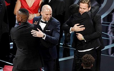 'La La Land' producer Fred Berger (C) smiles with actors Mahershala Ali, Jaden Piner, Ashton Sanders and Ryan Gosling onstage following the error regarding an erroneous Best Picture award announcement during the 89th Annual Academy Awards on February 26, 2017 in Hollywood, California. (Kevin Winter/AFP) 