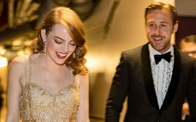 Actor Ryan Gosling (R) and actress Emma Stone, winner of Best Actress for 'La La Land' backstage during the 89th Annual Academy Awards at Hollywood & Highland Center on February 26, 2017 in Hollywood, California. (Christopher Polk/Getty Images/AFP)