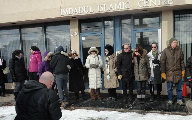Toronto Jews form 'ring of peace' around Imdadul Islamic Centre in Toronto, Canada, February 3, 2017. (Facebook/Holy Blossom Temple)
