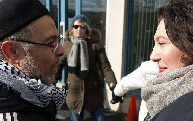 Holy Blossom Temple's Rabbi Yael Splansky (right) speaks with Imdadul Islamic Centre leader at 'ring of peace' in Toronto, Canada, February 3 2017. (Facebook/Holy Blossom Temple)