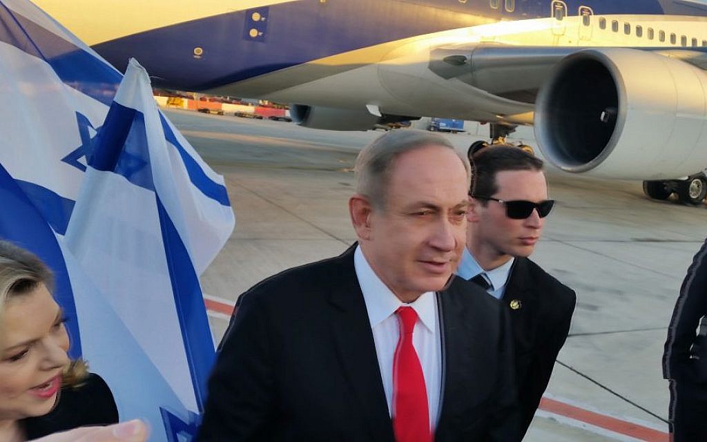 Prime Minister Benjamin Netanyahu embarks on flight to London, February 5, 2017. (Raphael Ahren/Times of Israel)