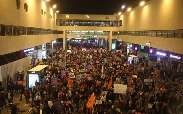 Jewish and Arab demonstrators march outside the Dizengoff Center shopping mall in Tel Aviv, February 4, 2017 (Courtesy)
