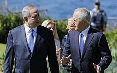 Prime Minister Benjamin Netanyahu, left, walks with Australian Prime Minister Malcolm Turnbull, right, upon their arrival at Admiralty House in Sydney, Australia, Wednesday, Feb. 22, 2017 (Jason Reed/Pool Photo via AP)