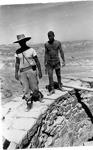 Amir Drori, the first director of the Israel Antiquities Authority, and Yigal Yadin (left), during excavations at Masada in 1963 (public domain, Wikimedia Commons)