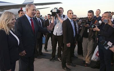 Prime Minister Benjamin Netanyahu speaks to the media after he and his wife, Sara, arrive in Sydney for a four-day visit to Australia, February 22, 2017 (AP Photo/Rick Rycroft)