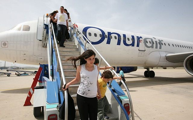 Israelis get off the plane at the airport in Bodrum, Turkey, April 28, 2008. (Nati Shohat/Flash90)