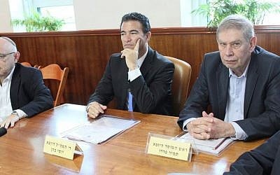 Acting National Security Adviser Yaakov Nagel (L), Mossad Director Yossi Cohen (C) and former Mossad director Tamir Pardo (L) attend a cabinet meeting at the Prime Minister's Office in Jerusalem on January 10, 2016 (Alex Kolomoisky/Pool)