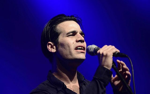 Israeli music icon Aviv Geffen hosts Brit rock star Jake Bugg and other musicians for an evening of music on Thursday, March 2, 2017 (Tomer Neuberg/Flash 90)
