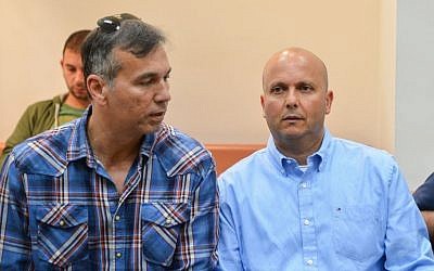 Ashkelon Mayor Itamar Shimoni (R) seen at the Rishon Lezion Magistrates Court on March 10, 2016, (Flash90)