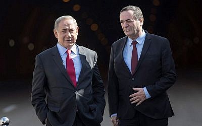 Prime Minister Benjamin Netanyahu and Transportation Minister Yisrael Katz (L) attend a ceremony opening the new Harel tunnels on Route 1 near Jerusalem, on January 19, 2017. (Yonatan Sindel/Flash90)