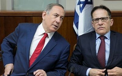 Prime Minister Benjamin Netanyahu and Cabinet Secretary Tzachi Braverman (R) during the weekly cabinet meeting at the Prime Minister's office in Jerusalem. January 29, 2017. (Ohad Zwigenberg/Pool)