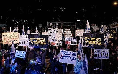 Israelis take part in a protest against Prime Minister Benjamin Netanyahu in Tel Aviv, on February 2, 2017. (Tomer Neuberg/Flash90)