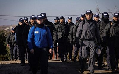Israeli police forces on the second day of the evacuation of the illegal outpost of Amona, on February 2, 2017. (Yonatan Sindel/Flash90)