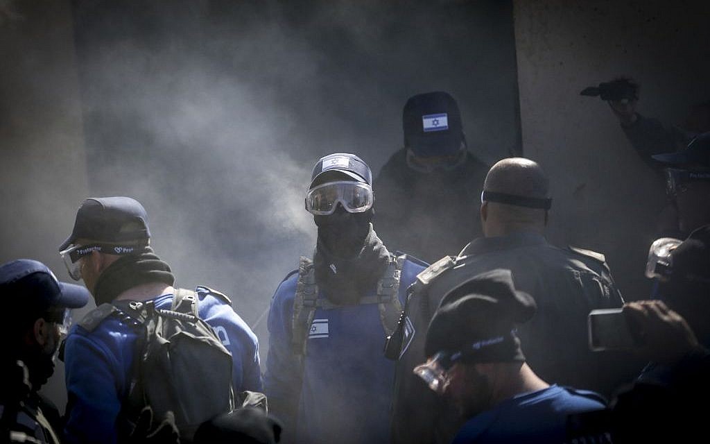 Israeli police forces prepare to evacuate the synagogue at the West Bank outpost of Amona on February 2, 2017. (Photo by Yonatan Sindel/Flash90) Israeli police forces prepare to evacuate the synagogue at the West Bank outpost of Amona on February 2, 2017. (Photo by Yonatan Sindel/Flash90)