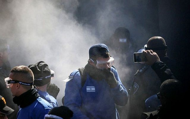 Israeli police forces seen during the evacuation of the illegal outpost of Amona, on February 2, 2017.(Yonatan Sindel/Flash90) Israeli police forces seen during the evacuation of the illegal outpost of Amona, on February 2, 2017.(Yonatan Sindel/Flash90)