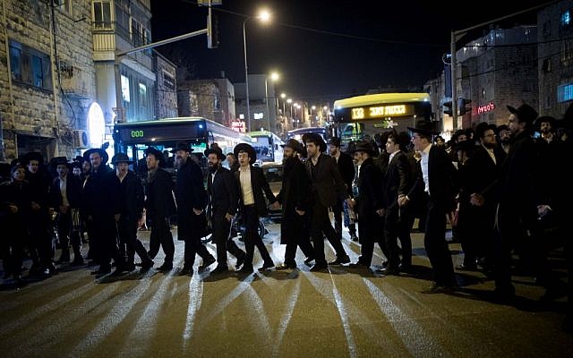 Ultra-Orthodox Jewish protesters demonstrating against he jailing of Jewish seminary student who failed to comply with an army recruitment order, block a road in Jerusalem, February 7, 2017. (Yonatan Sindel/Flash90) 